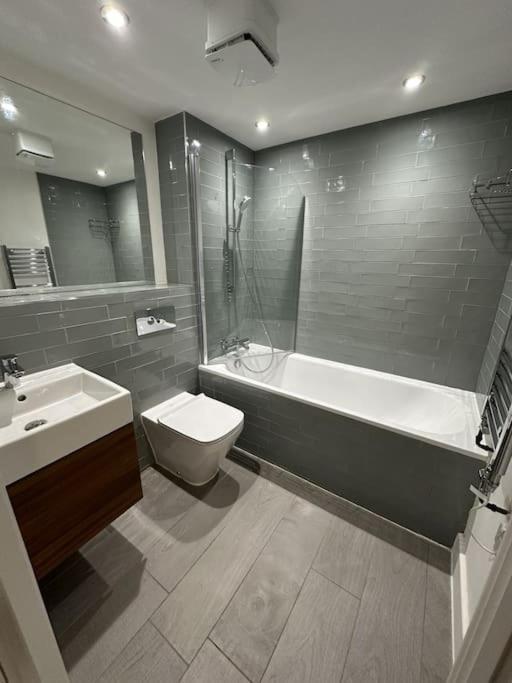 Luxurious 1-Bedroom With Parking 伯明翰 外观 照片